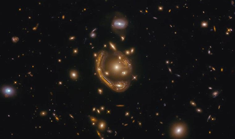 Hubble Uzay Teleskobu, devasa Einstein halkasını görüntüledi