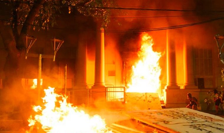 Arjantin’de kadın cinayetini protesto eden göstericiler valilik binasını yaktı