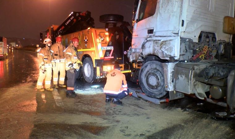 TEM Otoyolu'nda TIR devrildi; 1 yaralı