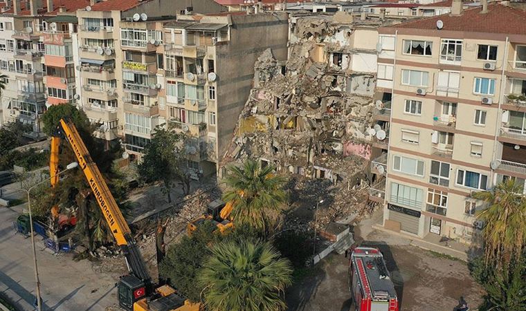 İzmir'de deprem öncesinde yan yatan binanın yıkım çalışmaları başladı