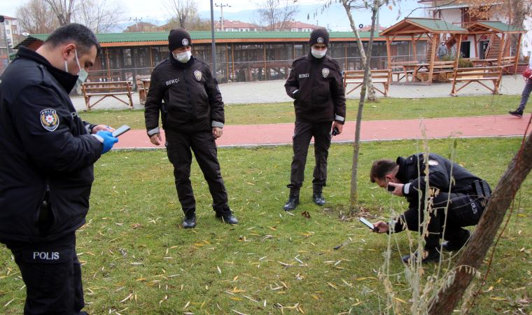 Parkta yürüyüş yapan genç kadın, bıçaklı saldırıda yaralandı