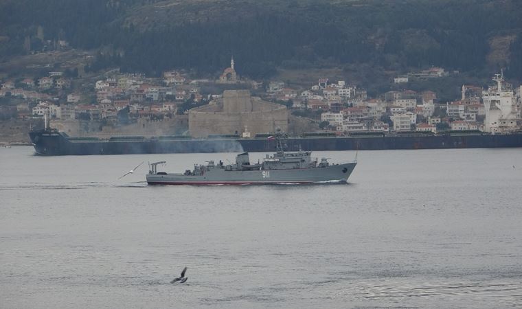 Savaş gemileri Çanakkale Boğazı'ndan geçti