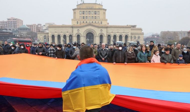 Ermenistan'da binlerce protestocu sokaklarda