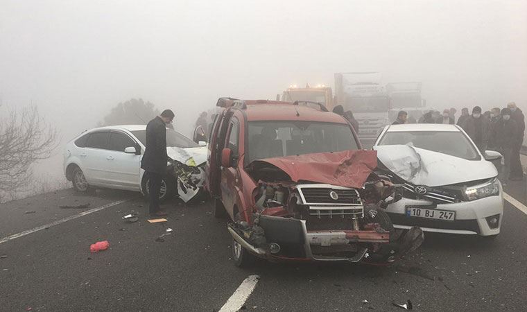 Balıkesir’de 9 aracın karıştığı zincirleme kaza: 2 yaralı