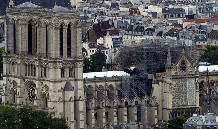 Paris'in Notre-Dame Katedrali yangından sonra ilk defa Noel korosunu ağırladı