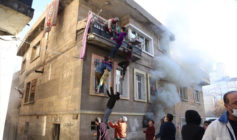 Yangında balkonda mahsur kalan çocuklar insan zinciriyle kurtarıldı