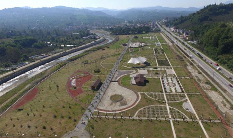 15 milyon TL harcanarak yapılan 116 dönümlük Botanik Park'ta şimdi koyunlar otluyor