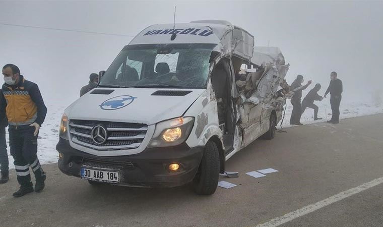 Hakkari-Yüksekova kara yolunda yolcu minibüsü TIR'la çarpıştı: 4 ölü, 5 yaralı