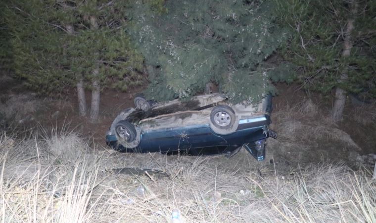 Denizli’de otomobil şarampole yuvarlandı, arkasındaki 8 araç çarpıştı: 2 yaralı