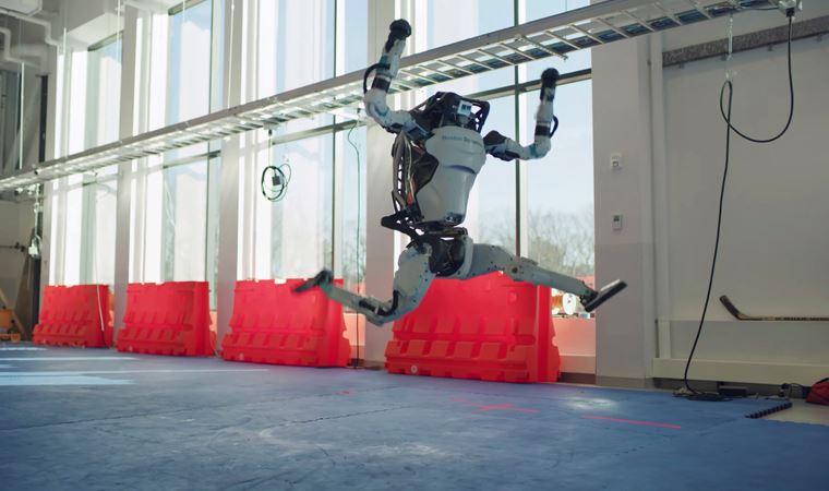 Boston Dynamics robotları yeni yıl dansı ile hayran bıraktı