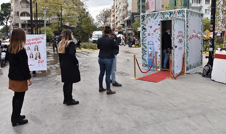 Bornova'da yeni yıl öncesi dilek kabinleri kuruldu