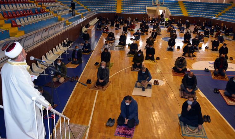 Spor salonunda cuma namazı kılındı