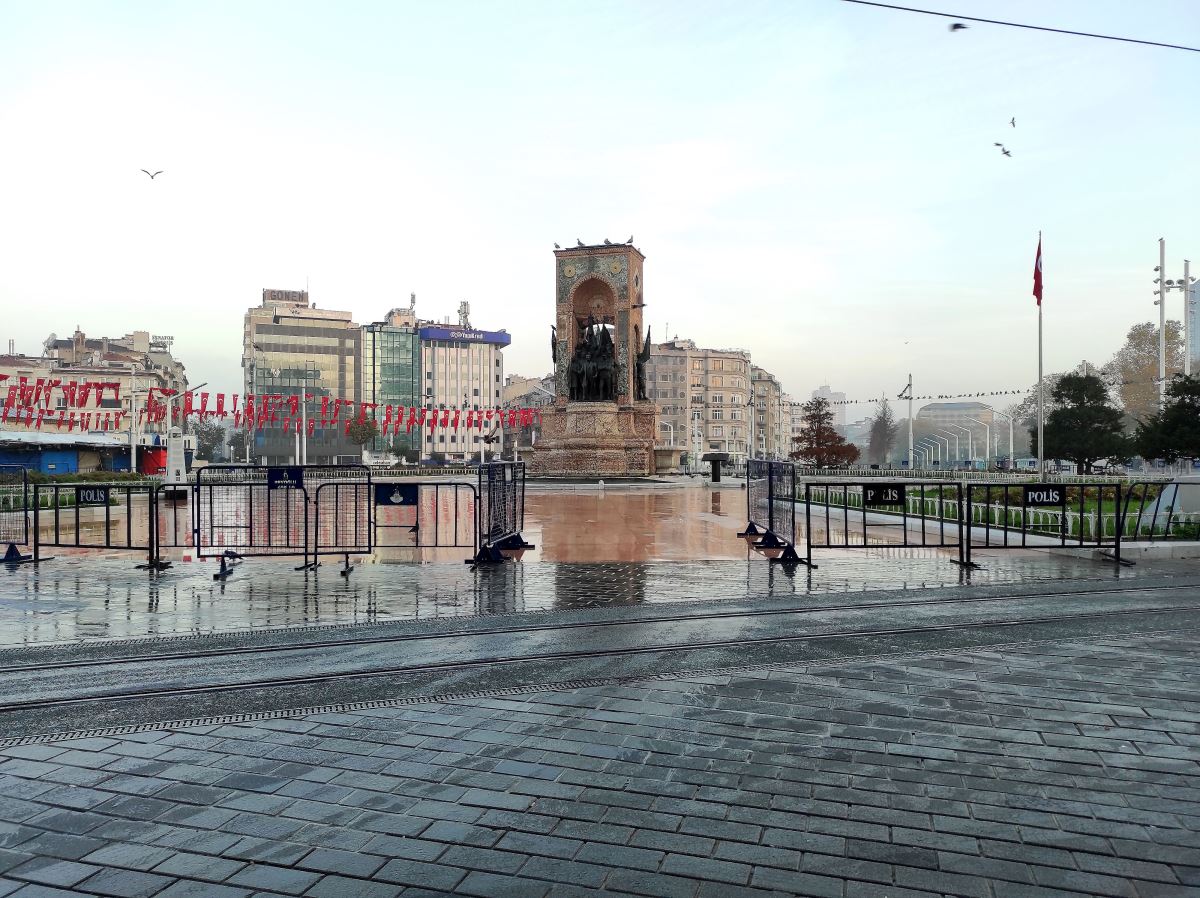 Kısıtlamanın ilk gününde İstanbul boş kaldı