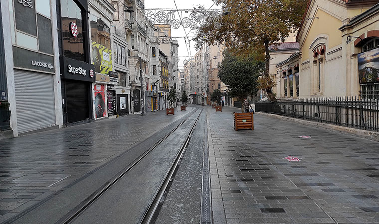 Kısıtlamanın ilk gününde İstanbul boş kaldı