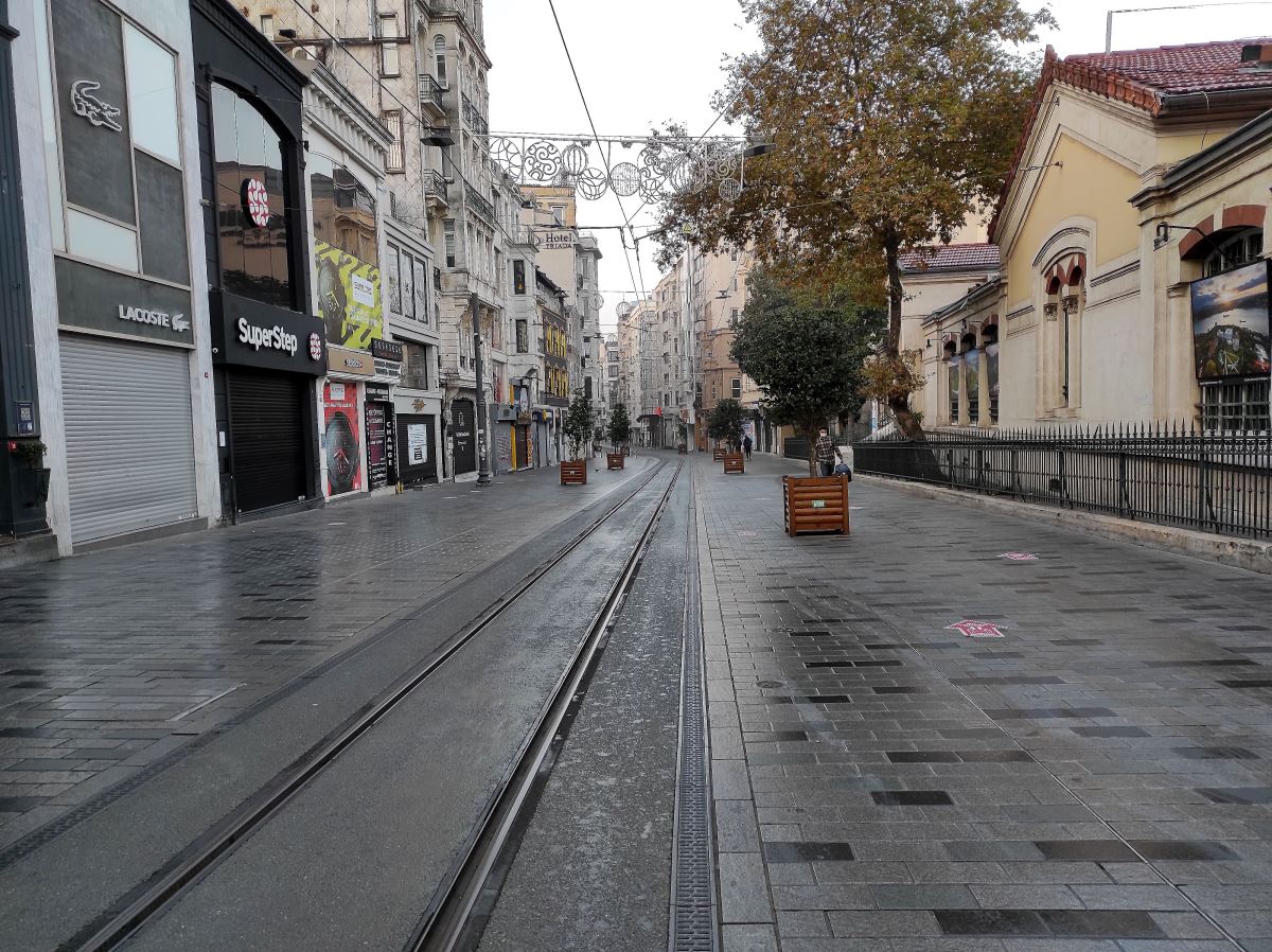 Kısıtlamanın ilk gününde İstanbul boş kaldı