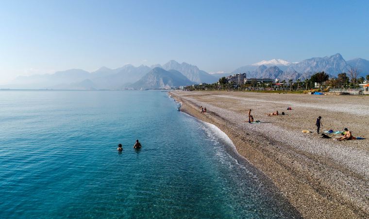 Antalya'da, sahiller turist ve köpeklere kaldı