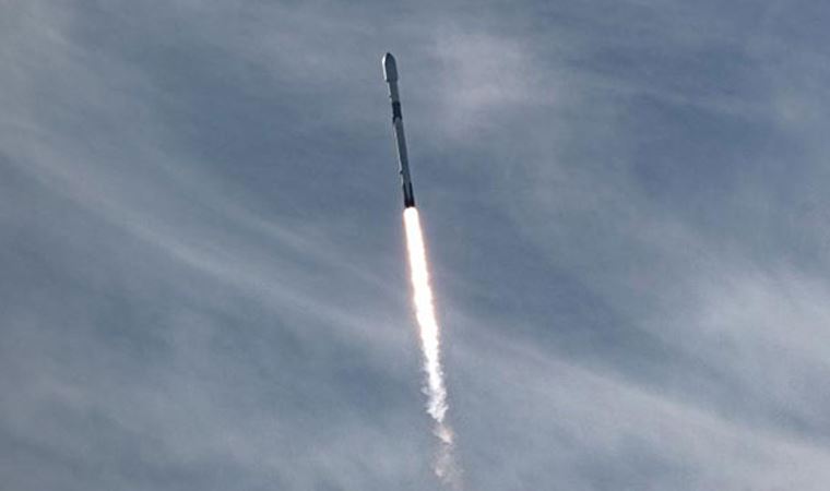 Space X'a ait Falcon 9 roketi fırlatıldı