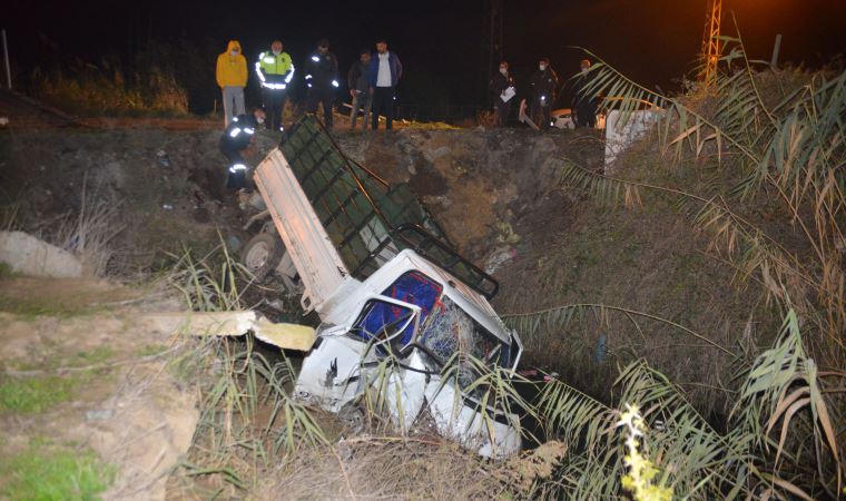 Kamyonet, drenaj kanalına devrildi: 5 yaralı