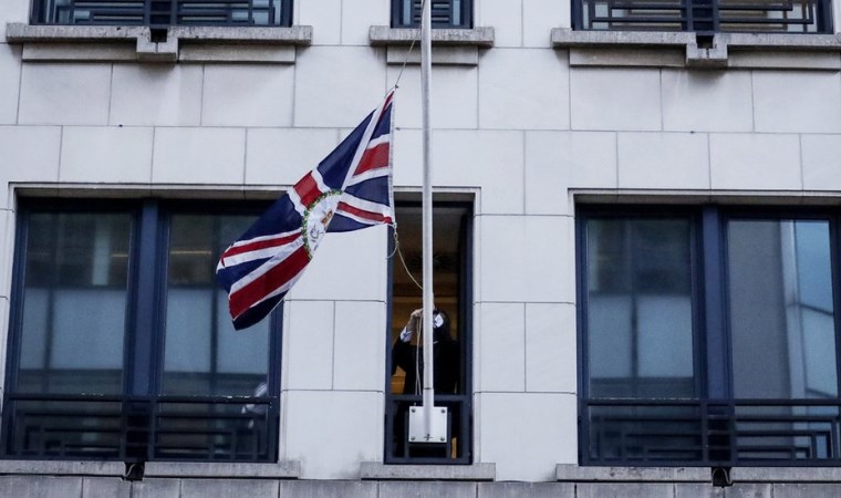 Brexit'e saatler kala İngiliz bayrakları AB kurumlarından indirildi