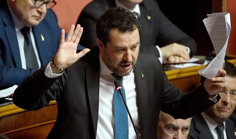 Göçmen gemilerinin yanaşmasına izin vermeyen Eski İtalya Başbakan Yardımcısı Salvini 15 yıla kadar hapisle yargılanacak