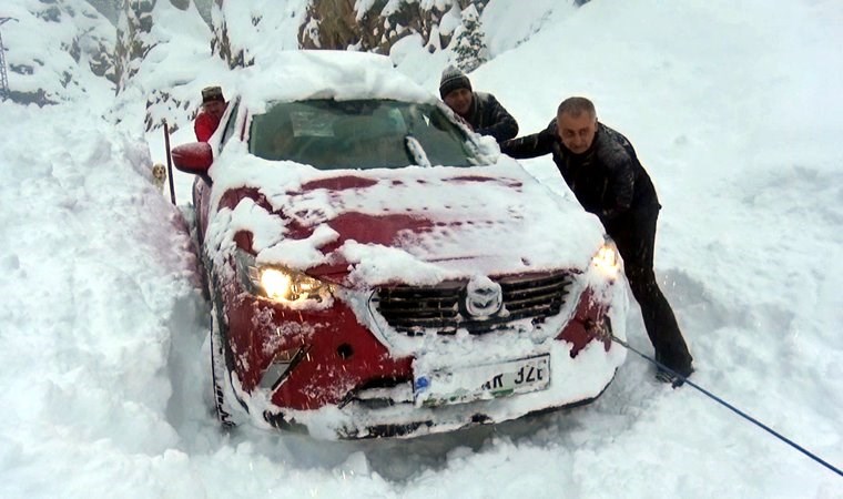 Artvin'de çığ düştü: 20 araçlık konvoy yolda kaldı