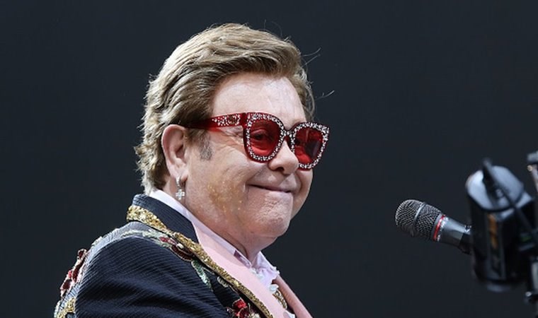 Zatürre olan Elton John, 'Şarkı söyleyemiyorum' diyerek ağladı ve konserini yarıda kesti