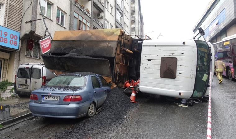 Asfalt dökme aracı park halindeki 2 aracın üzerine devrildi