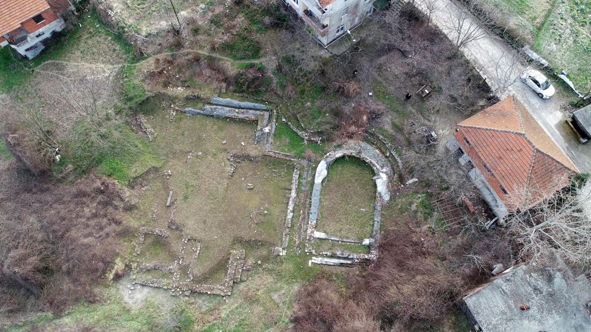 Bahçesinde Roma dönemine ait eserler çıktı