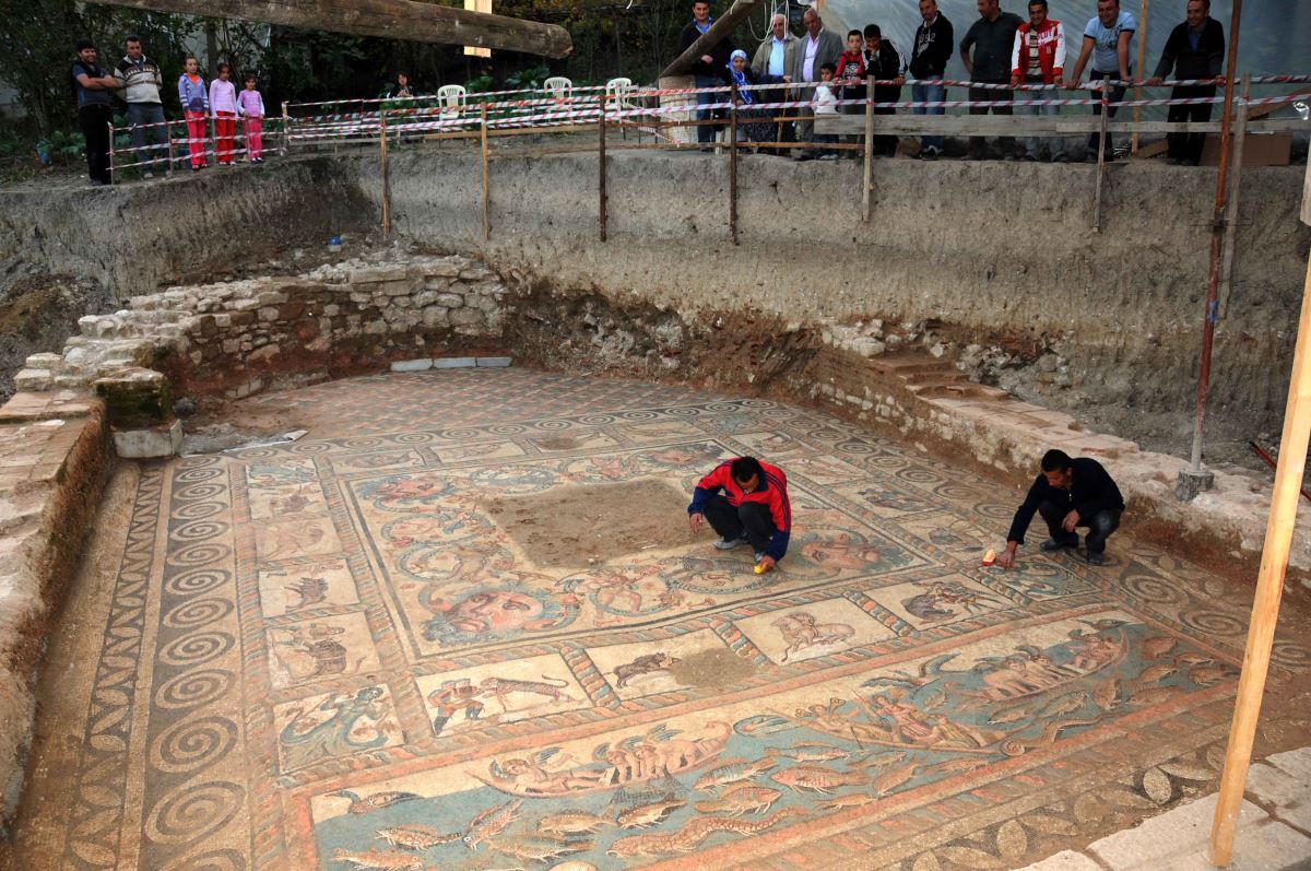 Bahçesinde Roma dönemine ait eserler çıktı