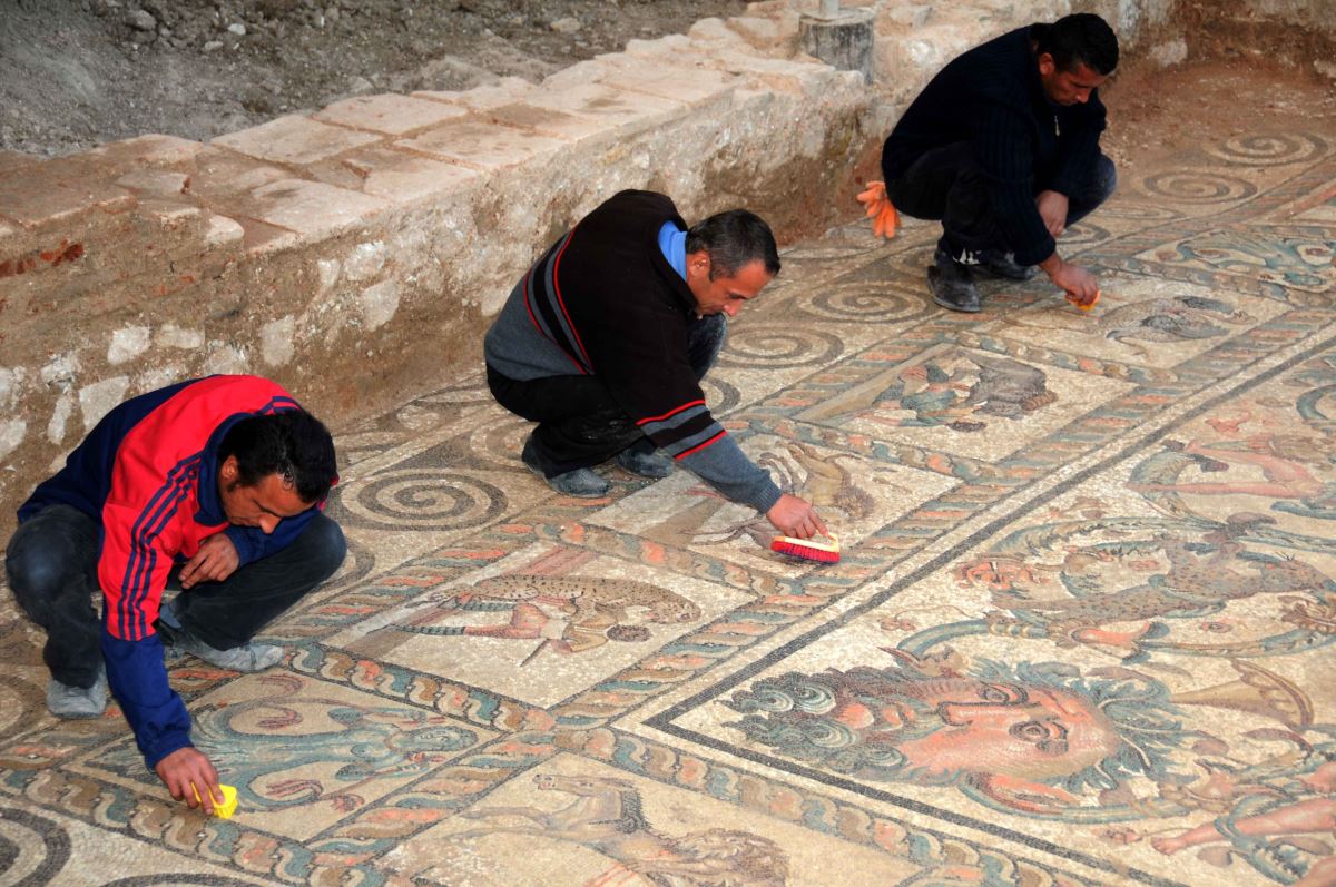 Bahçesinde Roma dönemine ait eserler çıktı