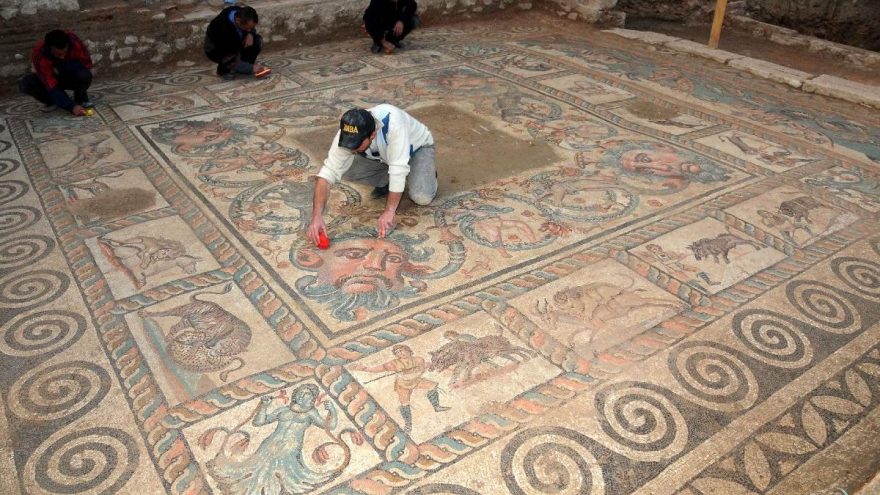 Bahçesinde Roma dönemine ait eserler çıktı