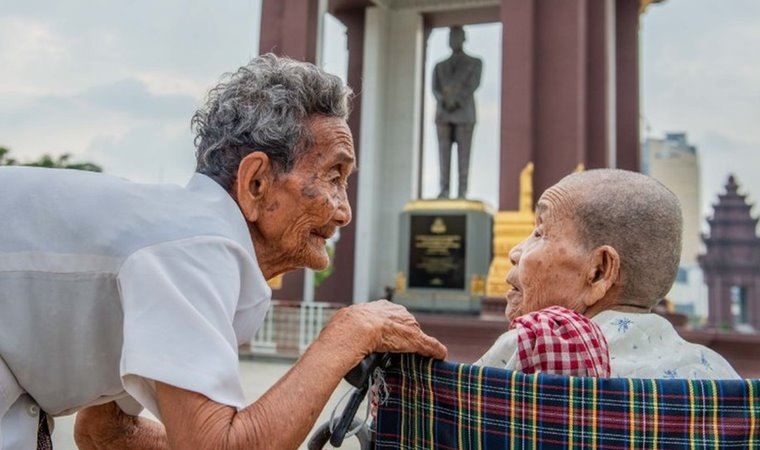 Kamboçya: Biri 98, diğeri 101 yaşındaki iki kız kardeş 47 yıl sonra tekrar buluştu