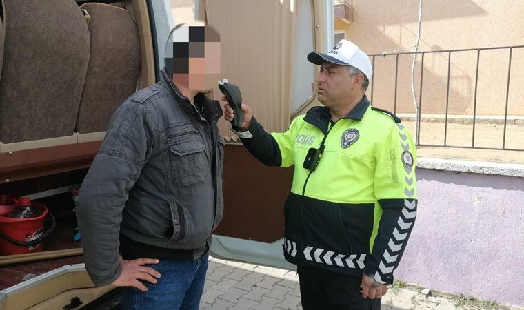 Servis şoförü alkollü çıktı, öğrencileri okula polis bıraktı