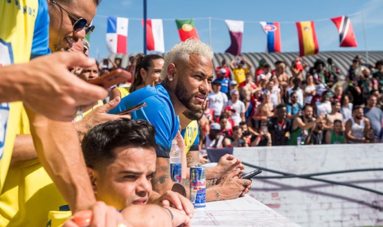 Türk futbol severlere Neymar'dan davet