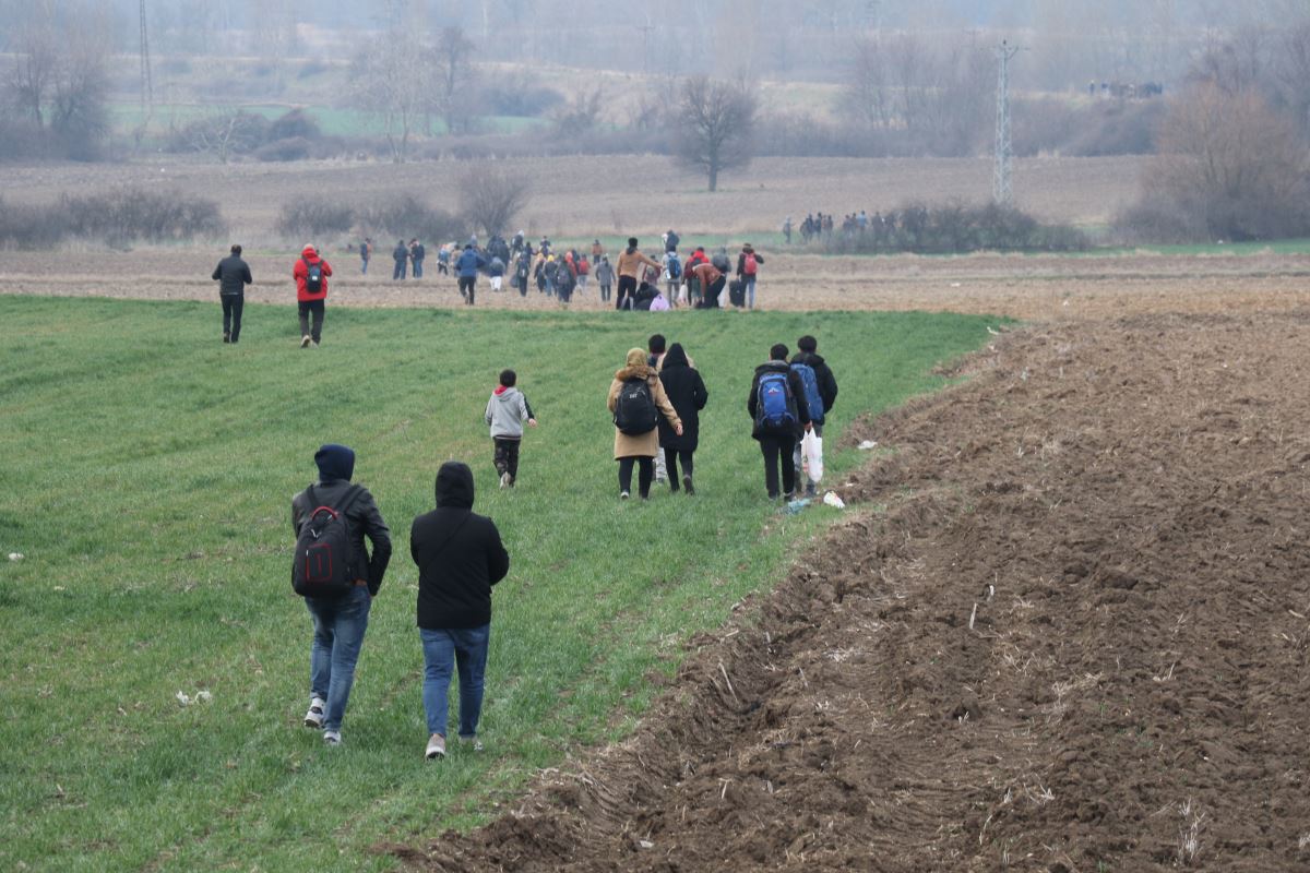 Türkiye, 'durdurmayacağız' dedi, mülteciler akın etti