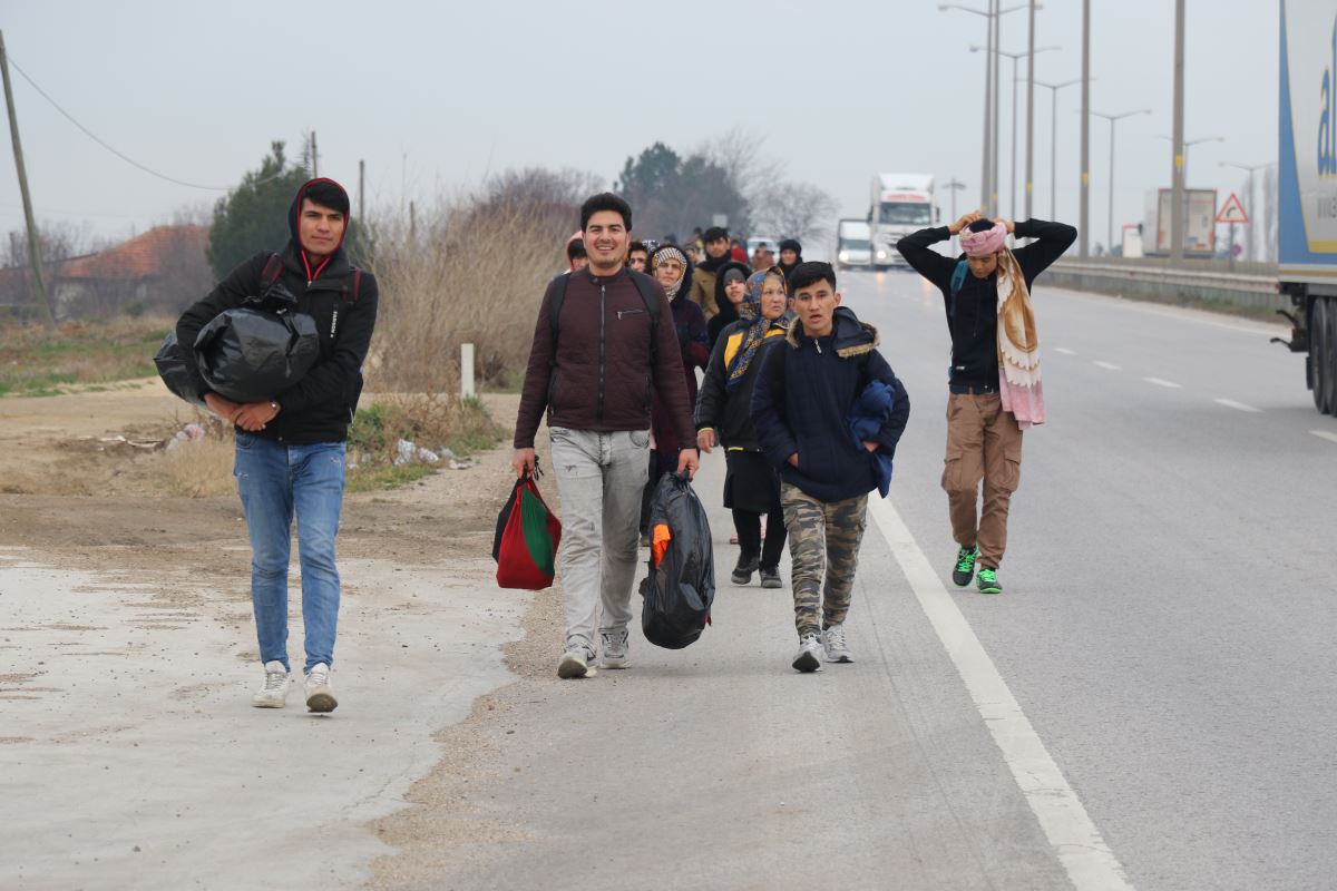 Türkiye, 'durdurmayacağız' dedi, mülteciler akın etti