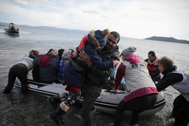 Kapılar açıldı! Göçmenler Yunanistan'a ulaştı... İşte ilk kareler