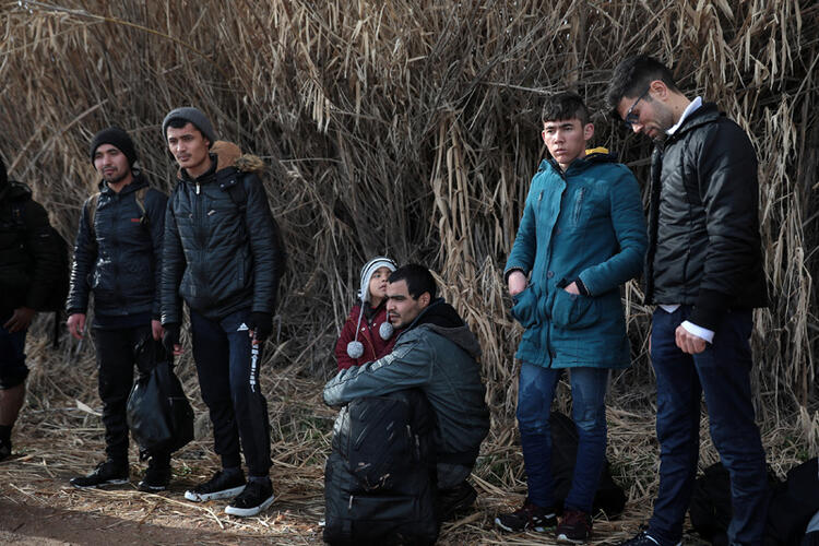 Kapılar açıldı! Göçmenler Yunanistan'a ulaştı... İşte ilk kareler