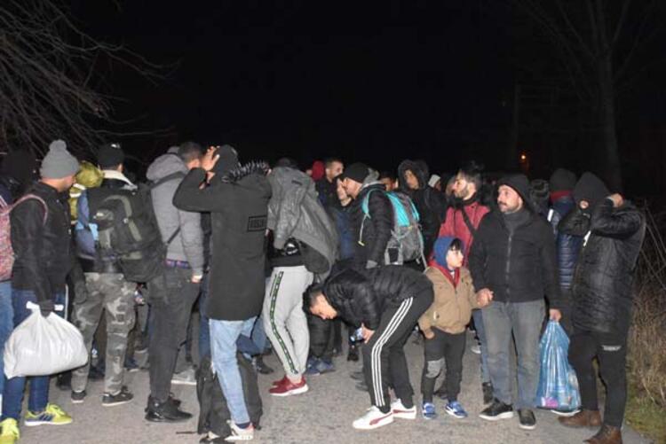 Kapılar açıldı! Göçmenler Yunanistan'a ulaştı... İşte ilk kareler