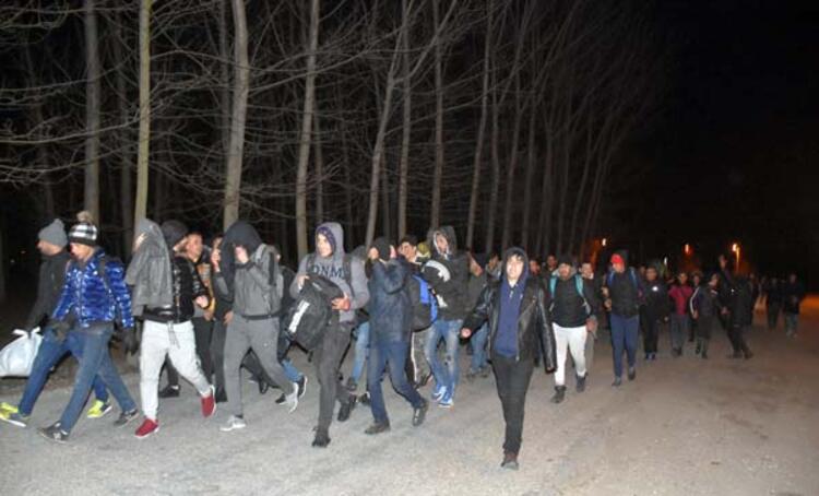 Kapılar açıldı! Göçmenler Yunanistan'a ulaştı... İşte ilk kareler