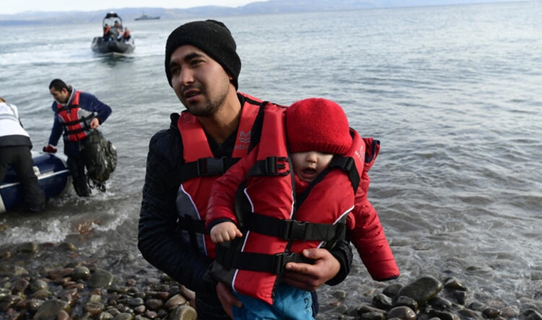 Kapılar açıldı! Göçmenler Yunanistan'a ulaştı... İşte ilk kareler