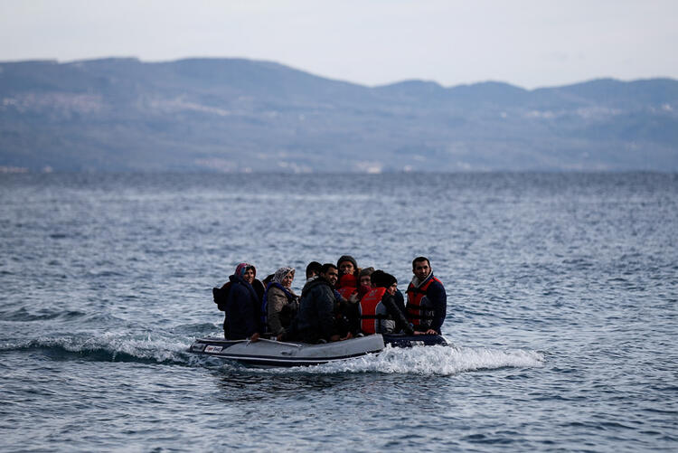 Kapılar açıldı! Göçmenler Yunanistan'a ulaştı... İşte ilk kareler