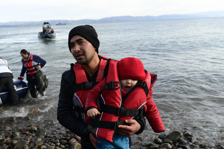 Kapılar açıldı! Göçmenler Yunanistan'a ulaştı... İşte ilk kareler