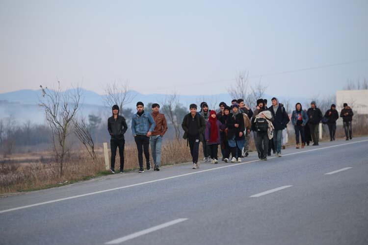 Kapılar açıldı! Göçmenler Yunanistan'a ulaştı... İşte ilk kareler