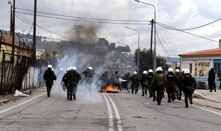 Midilli Adası'nda polis ile göçmenler arasında arbede