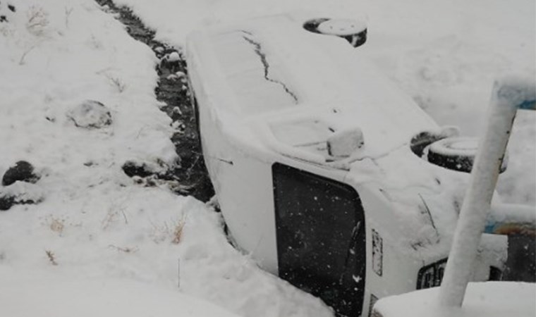 Van'da öğrencileri taşıyan servis minibüsü şarampole devrildi: 15 yaralı