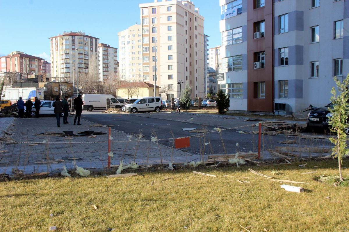 Kayseri'de çatılar uçtu, ağaçlar devrildi, okullar tatil edildi