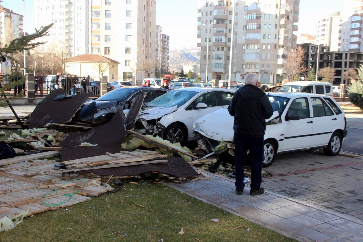 Kayseri'de çatılar uçtu, ağaçlar devrildi, okullar tatil edildi