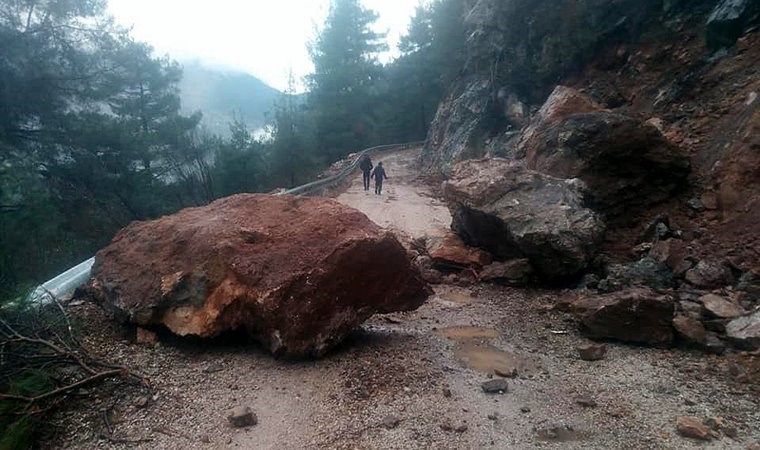 Feke'de sel ve heyelan nedeniyle yollar ulaşıma kapandı