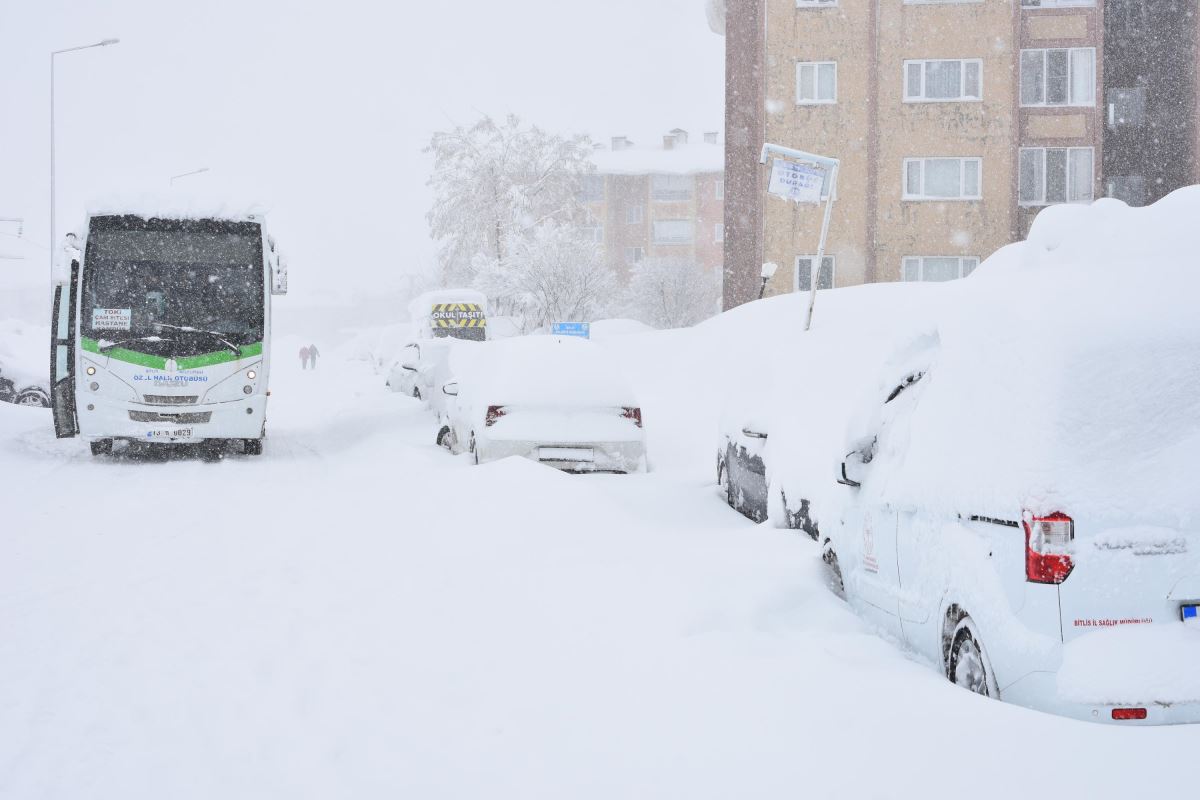 Bitlis’te kar kalınlığı 2 metreyi aştı